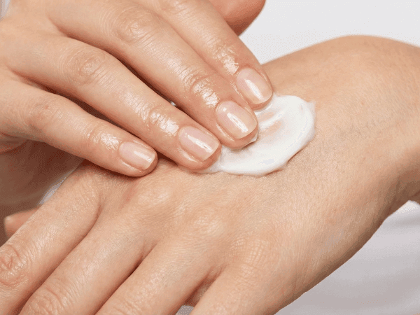 Applicazione olio di jojoba per unghie sane e forti