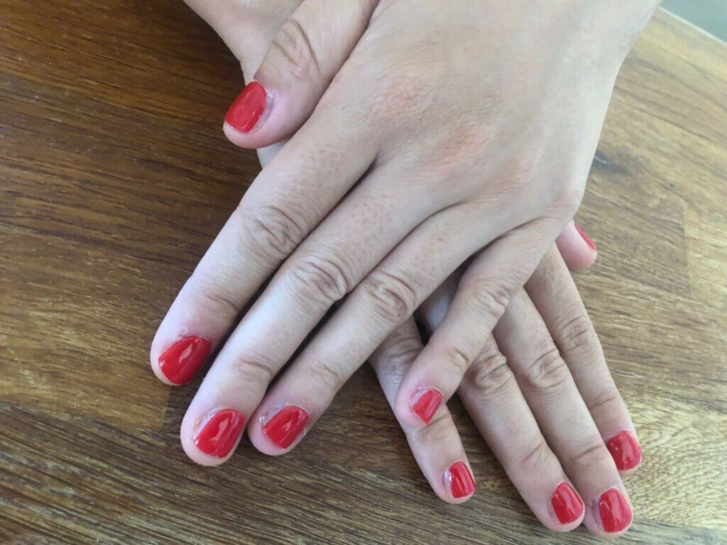 gel adesivo maniko applicato su unghie corte