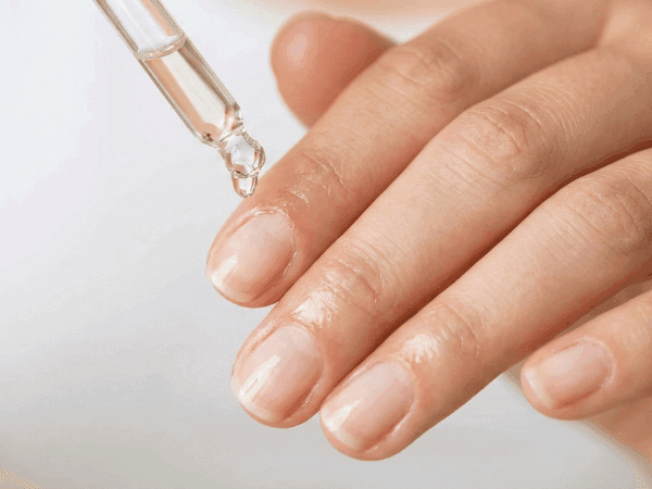 Applicazione crema mani con urea per unghie sane e belle